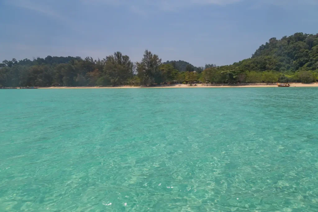 Les iles de Trang 16 Eau turquoise transparente et récifs coralliens au large des plages de Koh Ngai