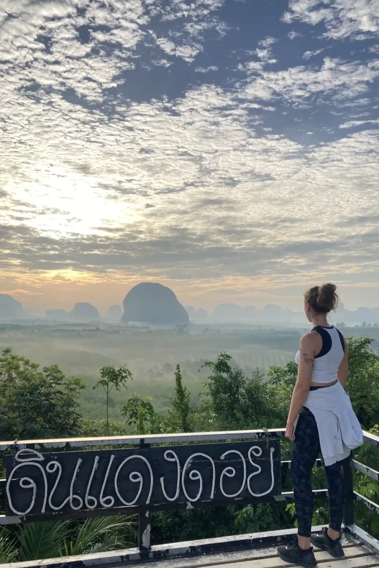 Lever de soleil sur les pics karstiques de Krabi vu depuis le point de vue de Din Daeng Doi