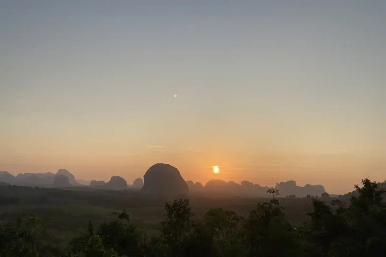 Sunrise spectaculaire sur les collines karstiques de Krabi depuis Din Daeng Doi
