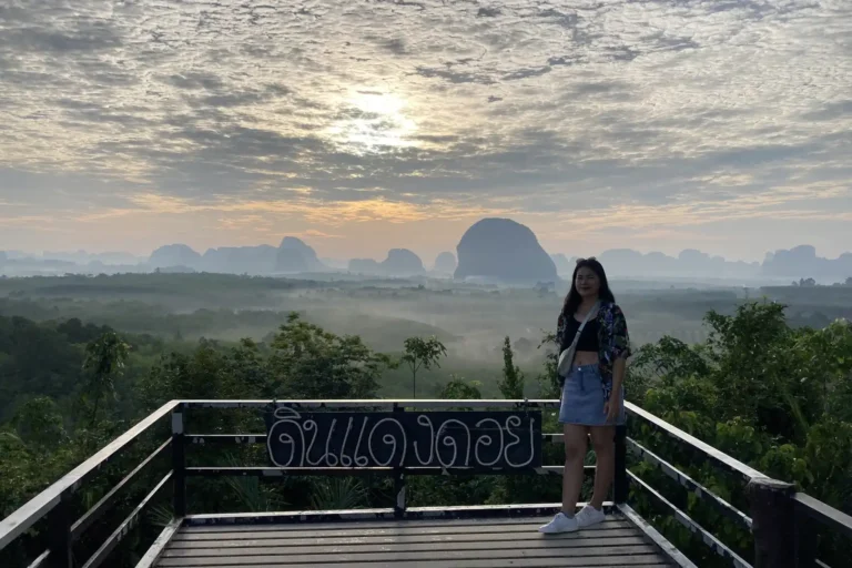 Jeune femme souriante au point de vue de Din Daeng Doi, sunrise sur la nature karstique de Krabi