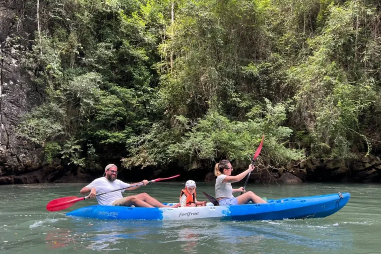 Famille en kayak pagayant au pied des falaises karstiques de la mangrove d'Ao Thalane, excursion Krabi en famille