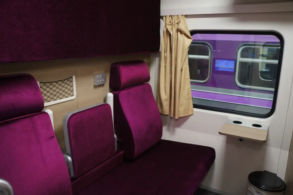 Cabine privée de 1ère classe d'un train de nuit thaïlandais SRT, avec sièges convertibles en couchette et rideaux dorés