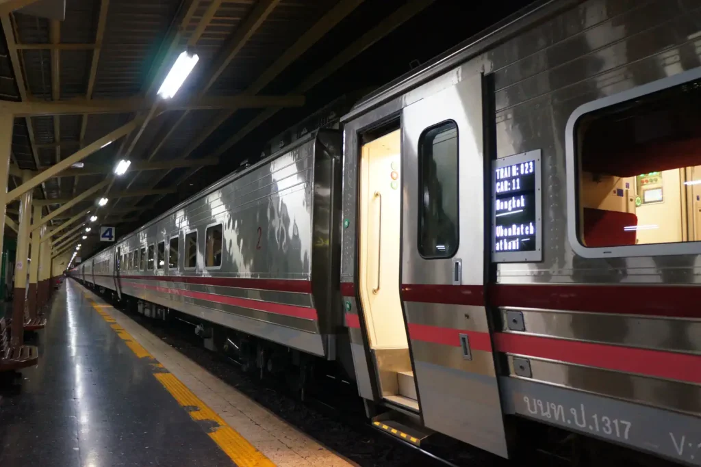 Wagon-couchette 2nde classe du train de nuit SRT n°23 à quai en gare