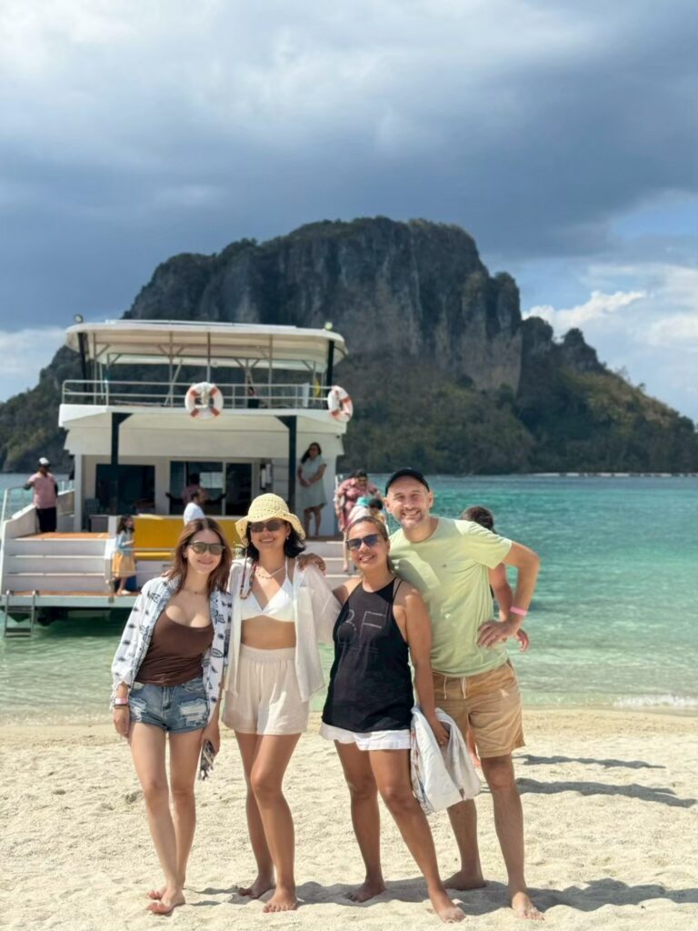 L'équipe Sanuk Voyages, agence de voyage francophone basée à Krabi