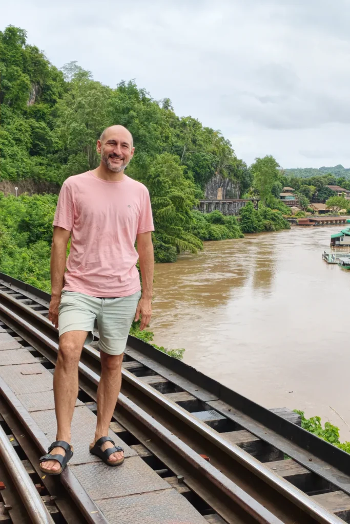 Homme sur le viaduc en bois du chemin de fer de la mort à Tham Krasae, surplombant la rivière Kwaï, Kanchanaburi