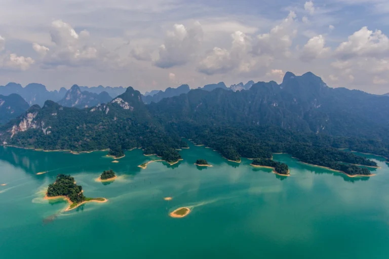 Vue aérienne du lac Cheow Lan et de ses îles karstiques émergeant des eaux turquoise, Khao Sok, Thaïlande