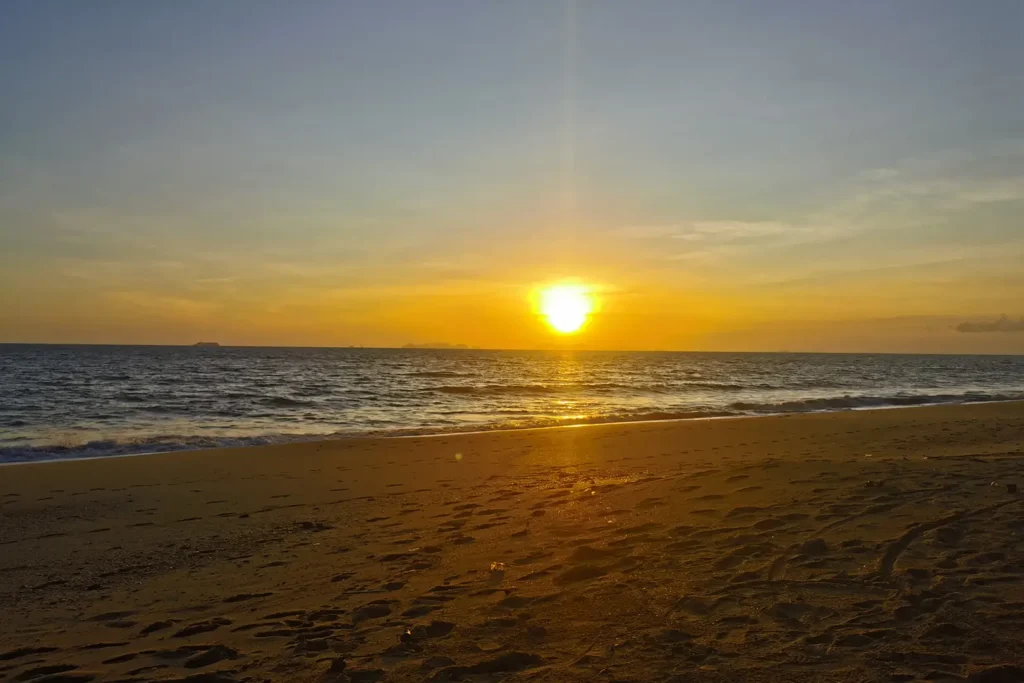 Coucher de soleil sur Long Beach, côte ouest de Koh Lanta, mer d'Andaman