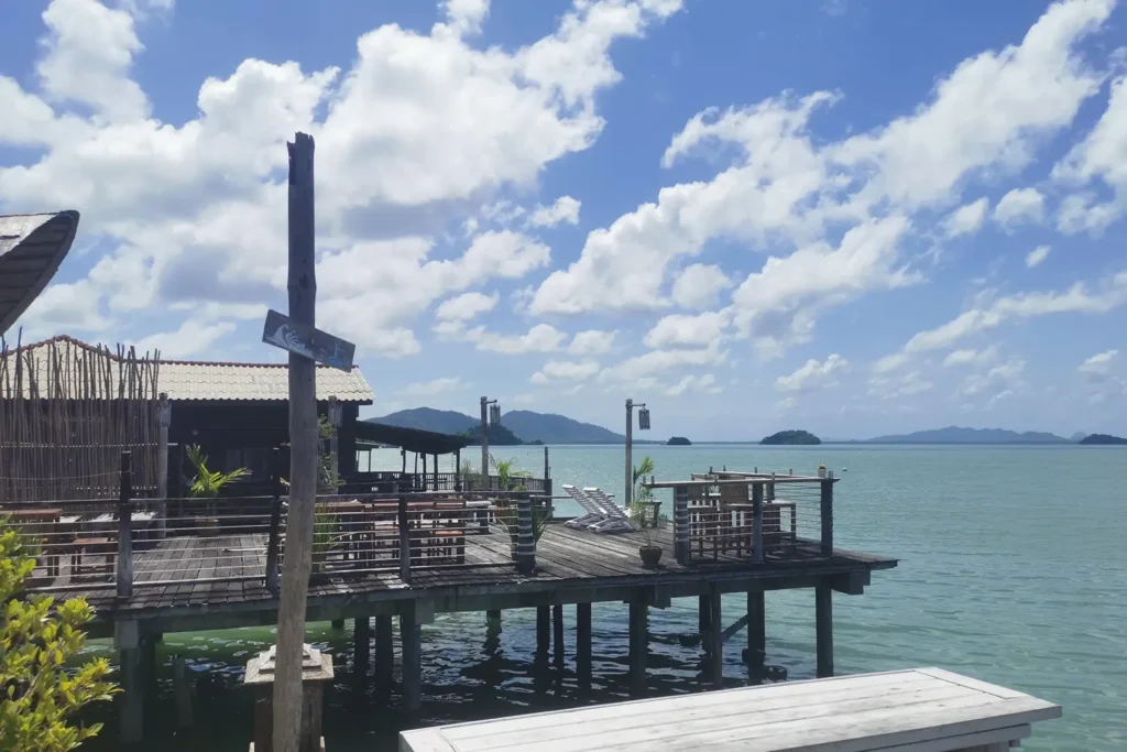 Restaurant sur pilotis dans la vieille ville chinoise de Koh Lanta, vue sur la mer et les îlots