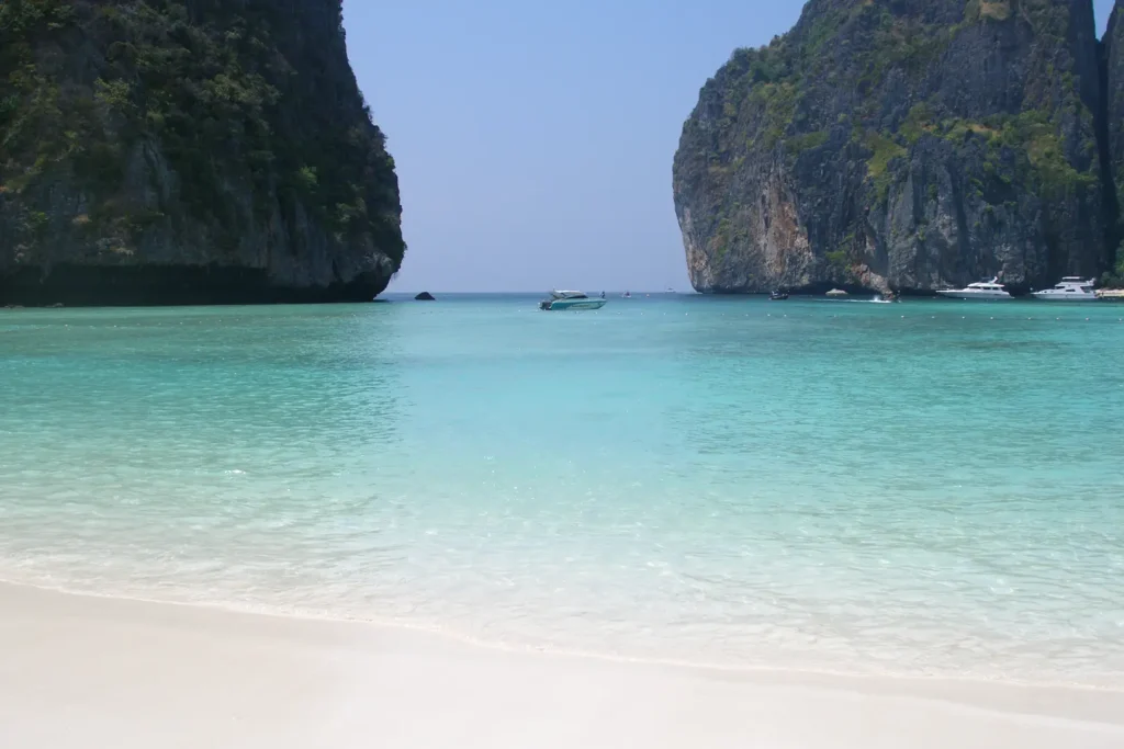 Maya Bay : baignade interdite et quota de visiteurs depuis sa réouverture.