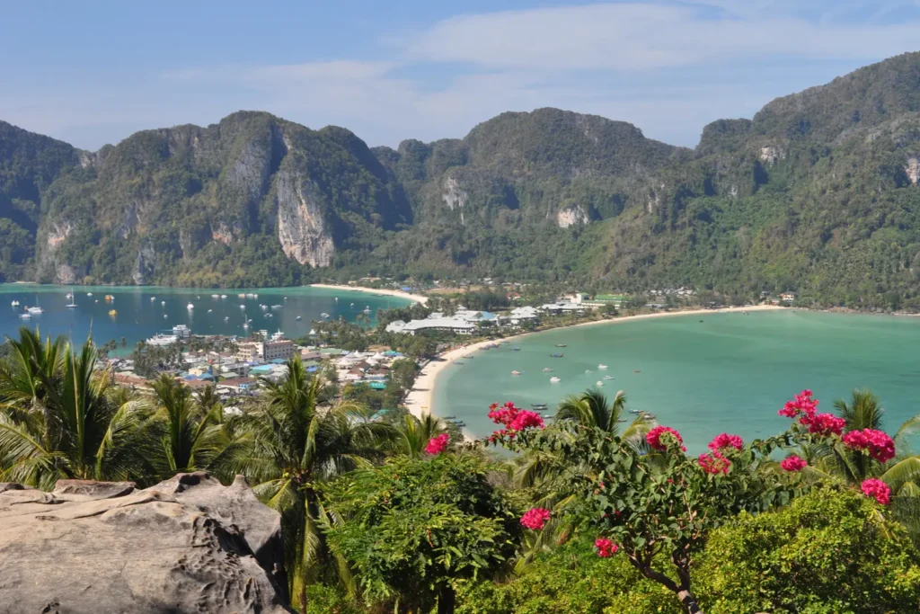 Phi Phi Don vue d'en haut : les hôtels et la vie nocturne tiennent sur cet isthme entre deux baies.