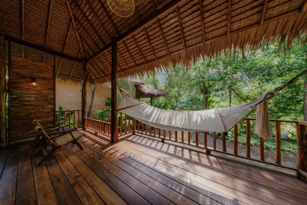 Terrasse en bois avec hamac face à la jungle, cottage Serenity de l'hôtel Ban Sainai à Krabi
